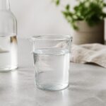 Verre doseur en verre mesurant un liquide en cuisine