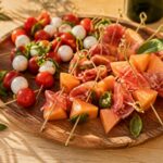 Brochettes apéritives variées sur plateau en bois pour l'apéro