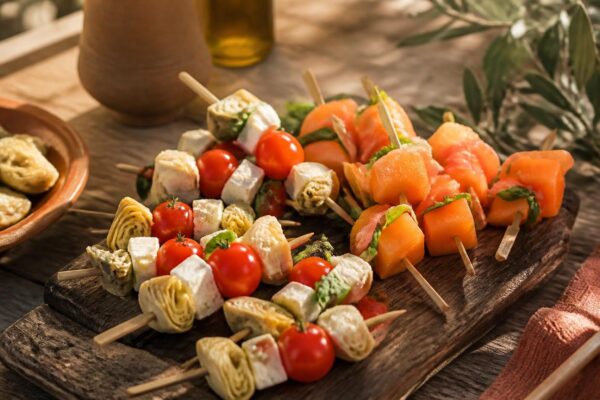Plateau de brochettes apéro colorées prêtes à servir