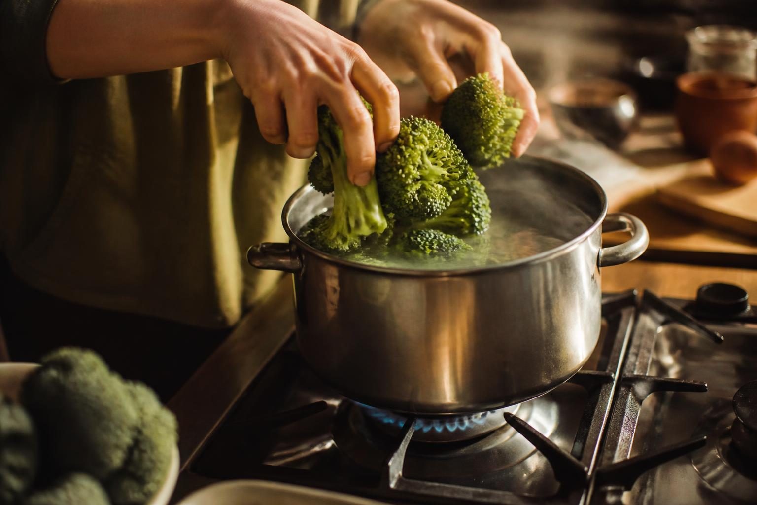 Bouquets de brocoli plongés dans une casserole d'eau bouillante salée