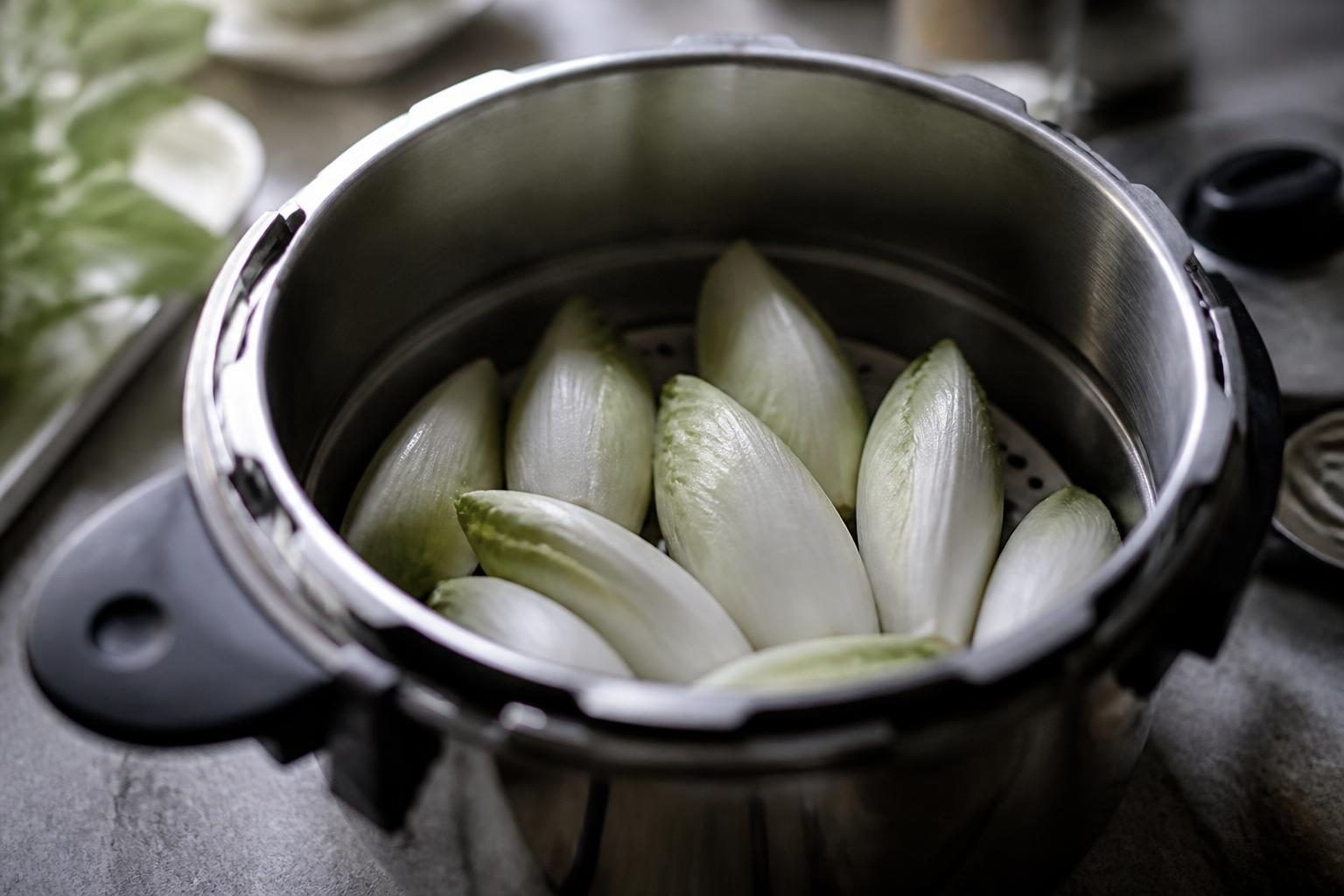 Endives cuites à la vapeur dans un panier de cocotte minute