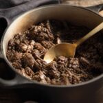 Duxelle de champignons fondante et dorée dans une cocotte en fonte