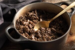 Duxelle de champignons fondante et dorée dans une cocotte en fonte