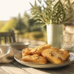 Assiette de financiers aux amandes fraîchement sortis du four