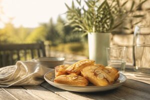 Assiette de financiers aux amandes fraîchement sortis du four