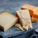 Plateau de fromages affinés sans lactose sur planche en pierre