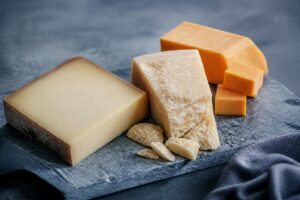 Plateau de fromages affinés sans lactose sur planche en pierre