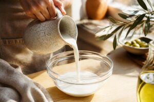 Ml en gramme : lait versé dans un bol en cuisine méditerranéenne