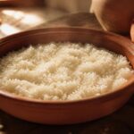 Riz de Camargue cuit, grains nacrés dans un plat en terre cuite